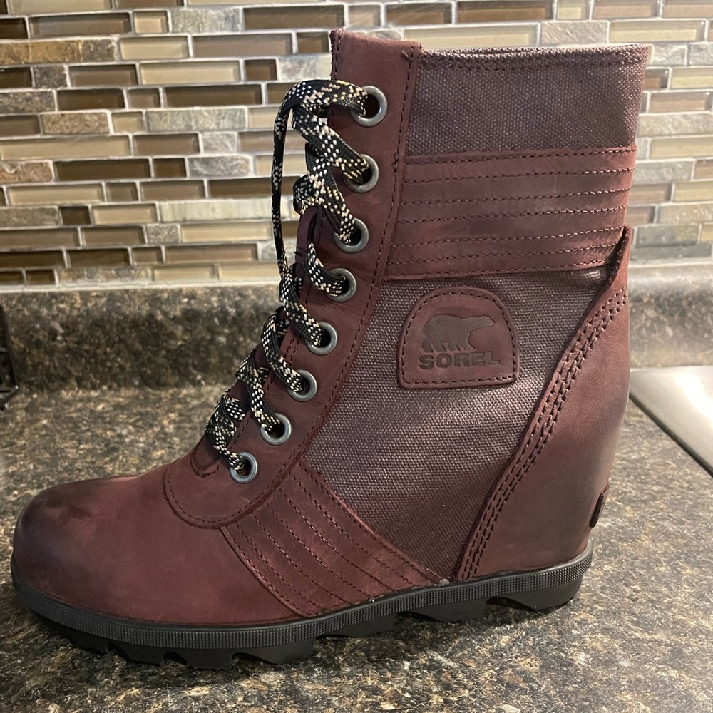 Sorel Women's Burgundy Lace-Up Boots